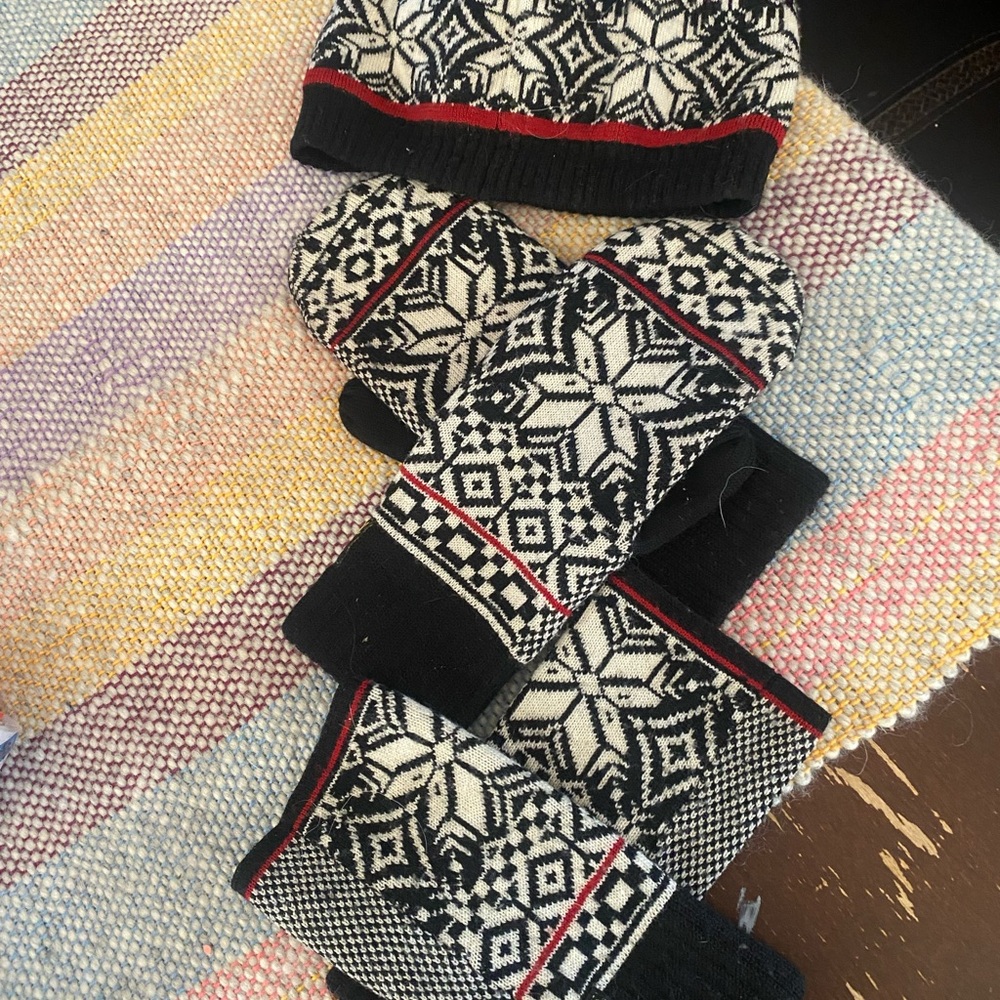 Nordic Snowflake Knit Hat and Mittens Set - Black and White